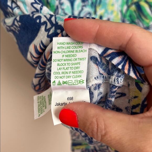 Lilly Pulitzer Hartwell Linen V-Neck Tee Shirt in Tropical Beach - Picture 5 of 6